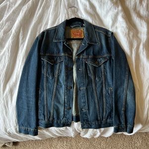 Like New Levi’s Dark wash denim jacket